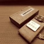修行時代肌身離さず所持していた袈裟とお経品。涙や痛みが染み込んだ仏具は生涯の宝となります。