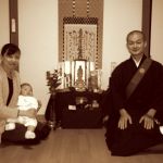 8畳のリビングに段ボールで祭壇をつくりました。妻と子を連れゼロからの出発です
